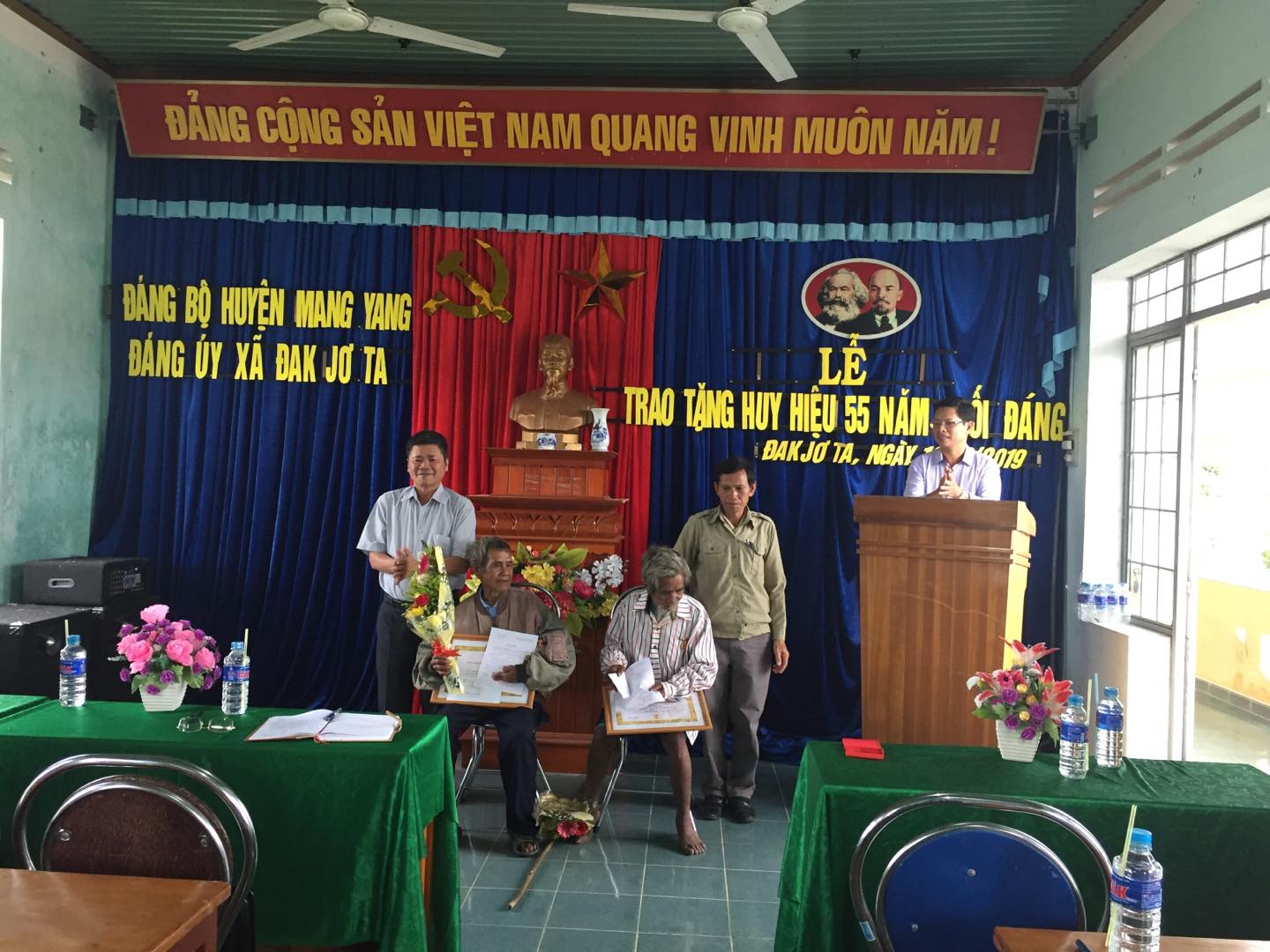Đảng bộ xã Đak Jơ Ta đã tổ chức Lễ trao tặng huy hiệu 55 tuổi Đảng