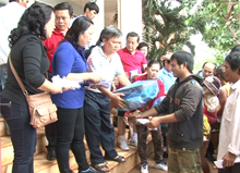 Tặng 500 suất quà cho các hộ nghèo tại 2 xã Kon Thụp, Đê Ar