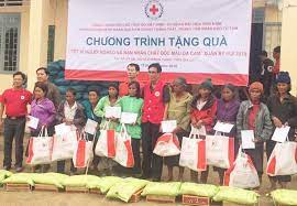Hội Chữ thập đỏ tỉnh Gia Lai phối hợp tổ chức tặng quà cho người ng...