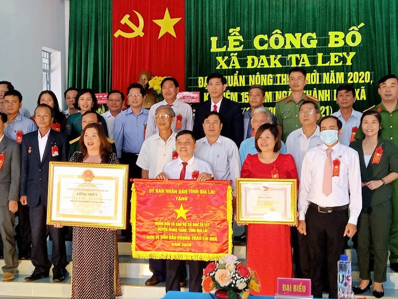 Article Hình ảnh tổ chức lễ đoán nhận nông thôn mới và kỷ niêm 15 năm ngày thành lập xã Đak Ta Ley