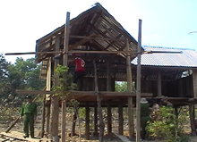 Article Đoàn cơ sở công an huyện tham gia giúp dân sửa chữa nhà cho người dân tại làng Ktùng 1- xã Hra